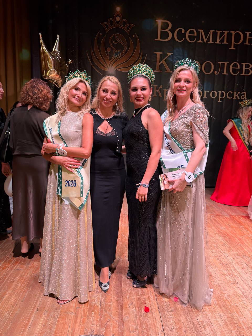 Ольга Игнатьева с участницами Всемирной королевы